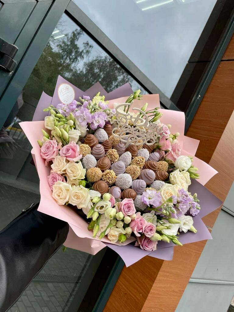 Букет с цветами "Lucky day" - 400 гр, клубника в шоколаде, нежные цветы вокруг