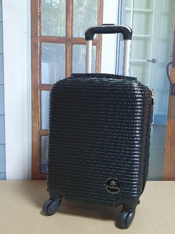 фото Пластиковый, маленький, Чемодан на колесах 40х30х20 в ручную кладь