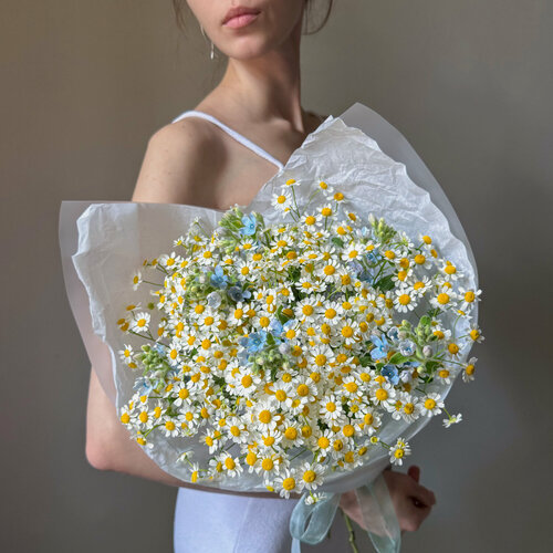 Изображение товара Нежный полевой букет с ромашками и незабудками в авторском оформлении. Размер S