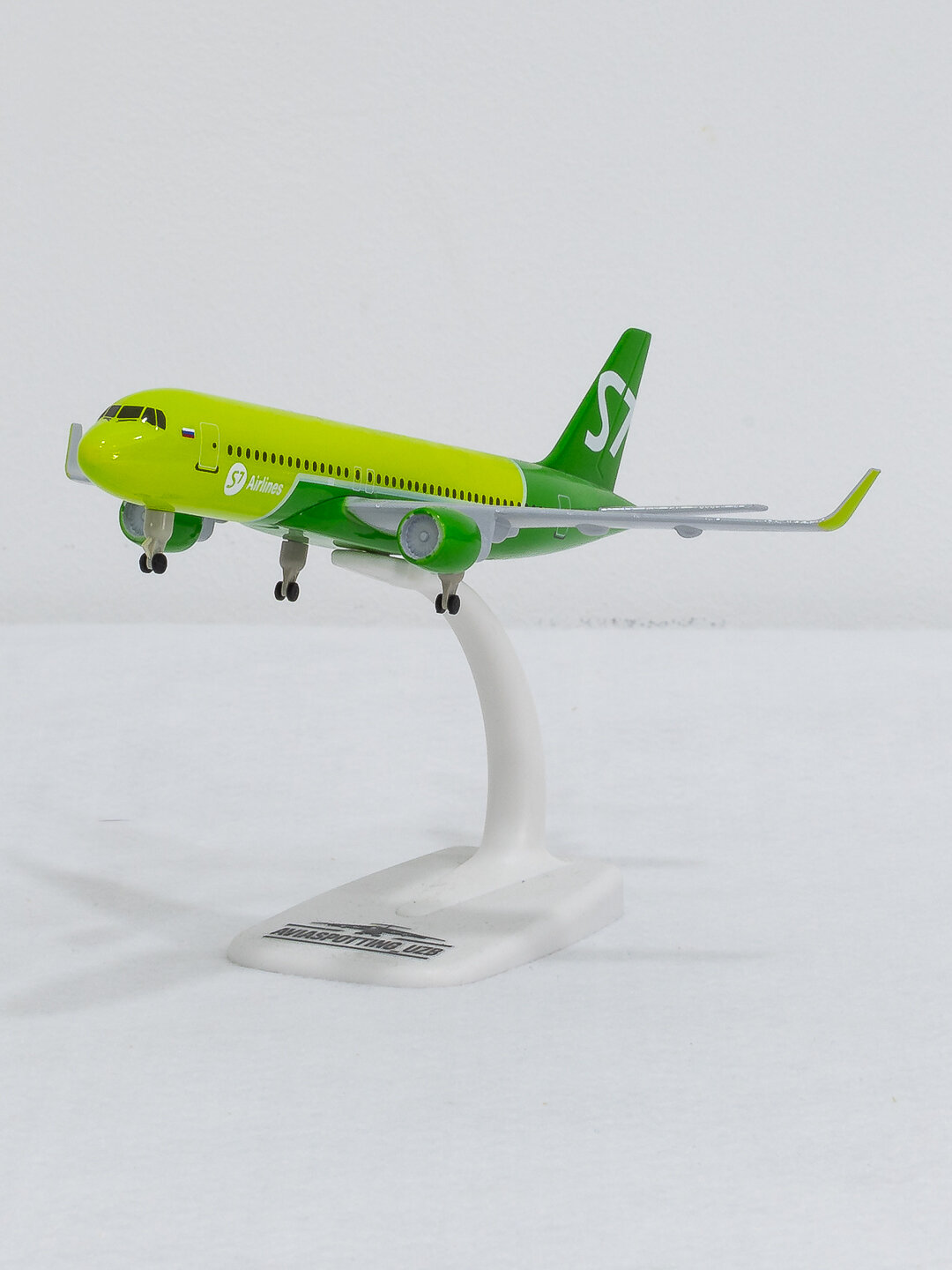 Модель самолёта Airbus A320, S7 Airlines, 20 см, шасси, металл + пластик