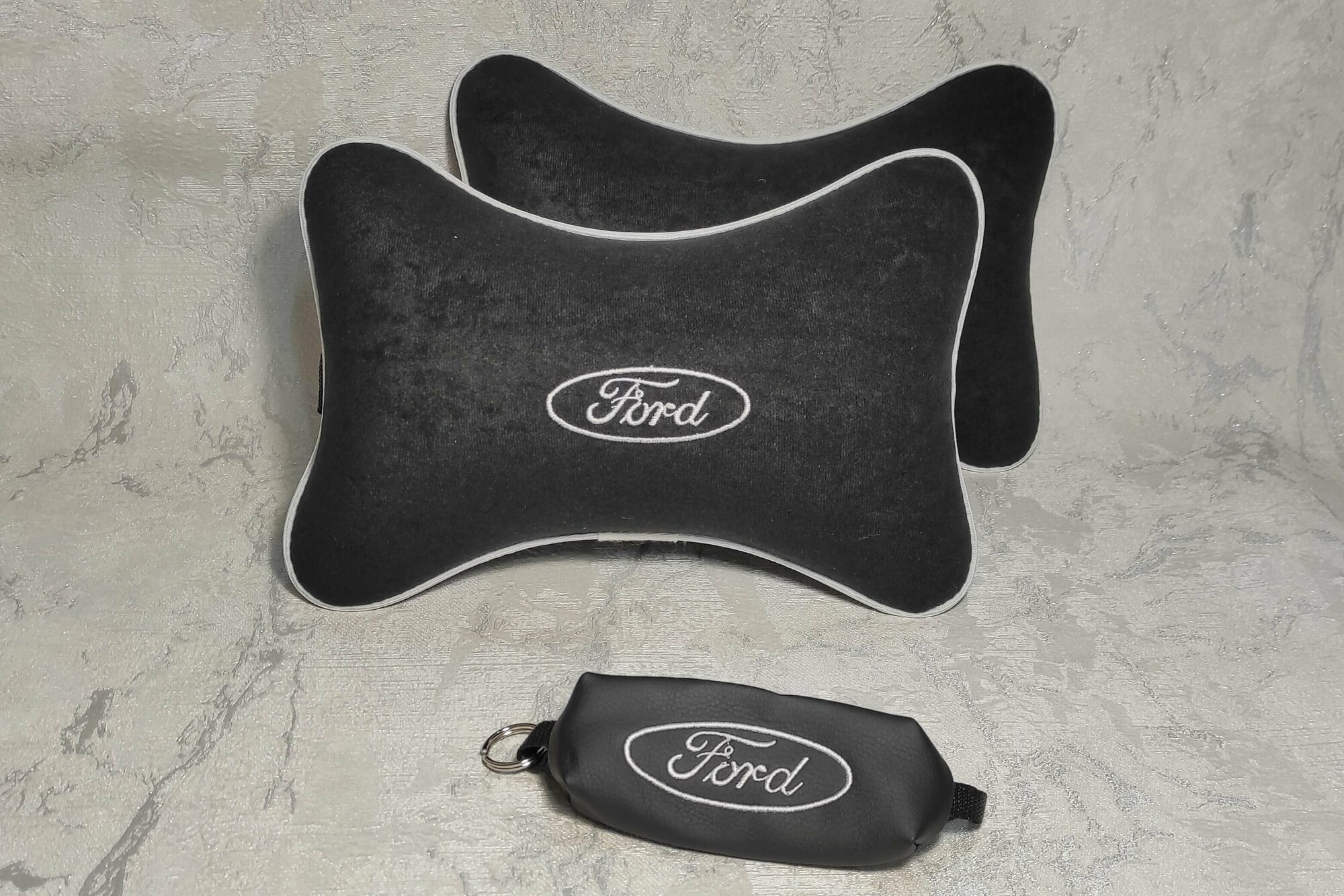 Подарочный набор: подушка на подголовник из велюра и ключница с логотипом FORD комплект 3 предмета