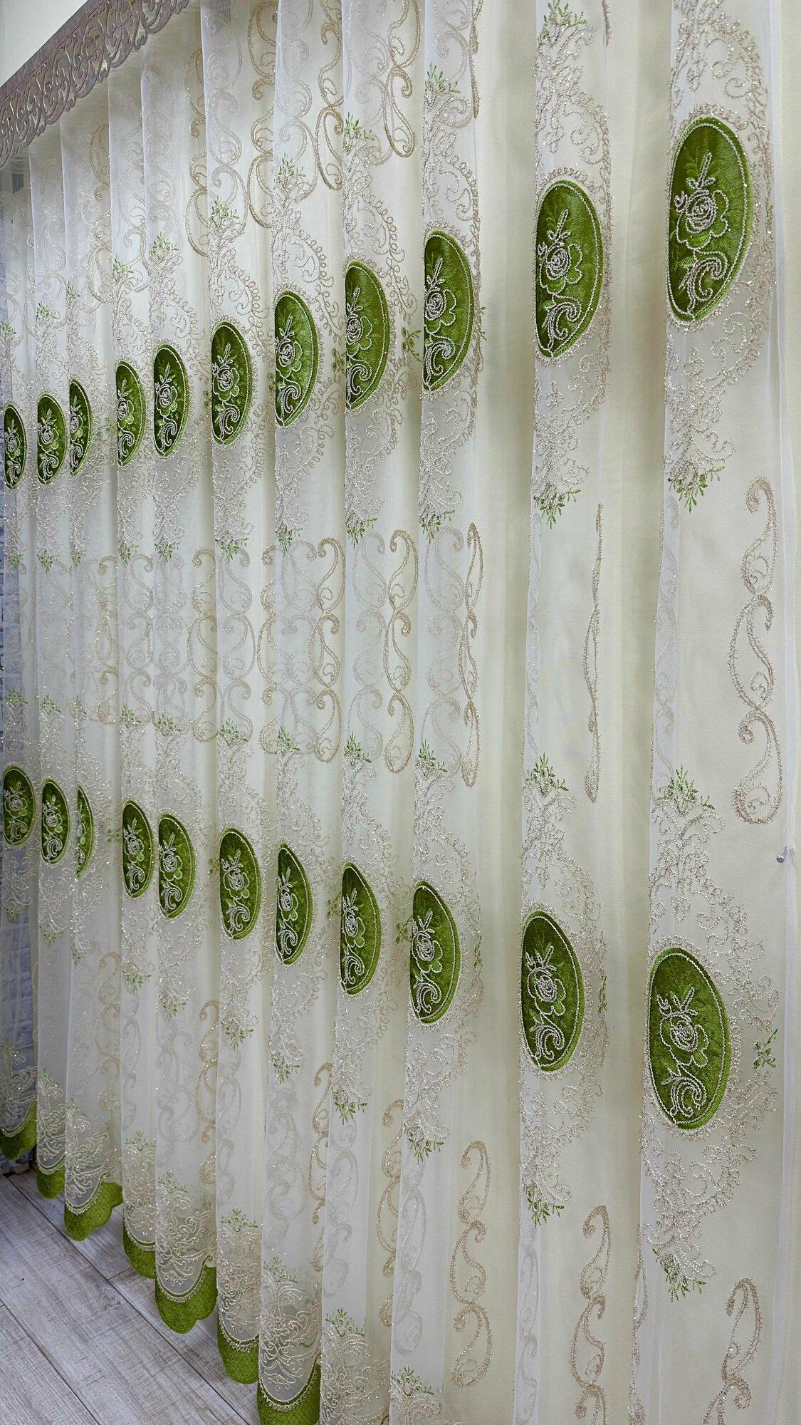 Сеточка с кордовой вышивкой и бархатными вставками зеленая, ширина 4м, высота 2,7м