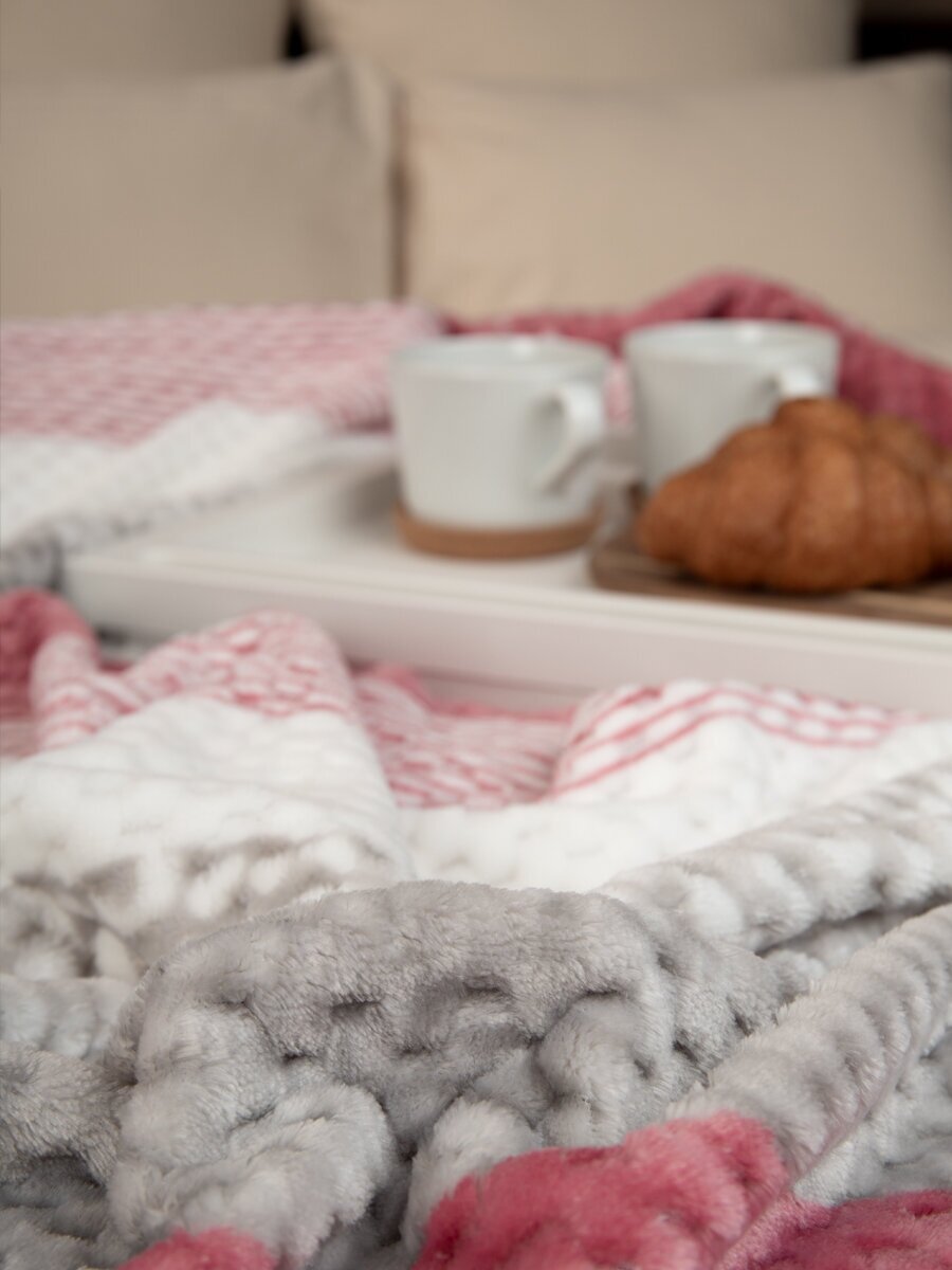 Плед TexRepublic Deco Lux 150х200 см, 2 спальный, велсофт, покрывало на диван, теплый, мягкий, розовый с принтом полосы - фотография № 4