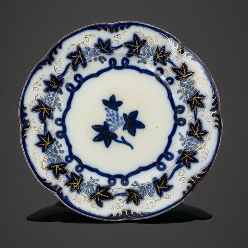 Блюдо сервировочное с декором в виде винограда фаянс роспись золочение 4550₽