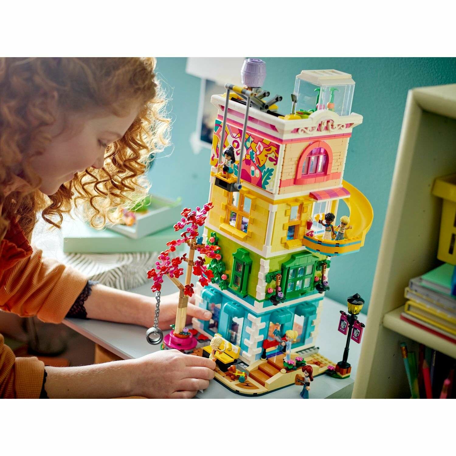 Конструктор LEGO Friends 41748 Общественный центр Хартлейк-Сити