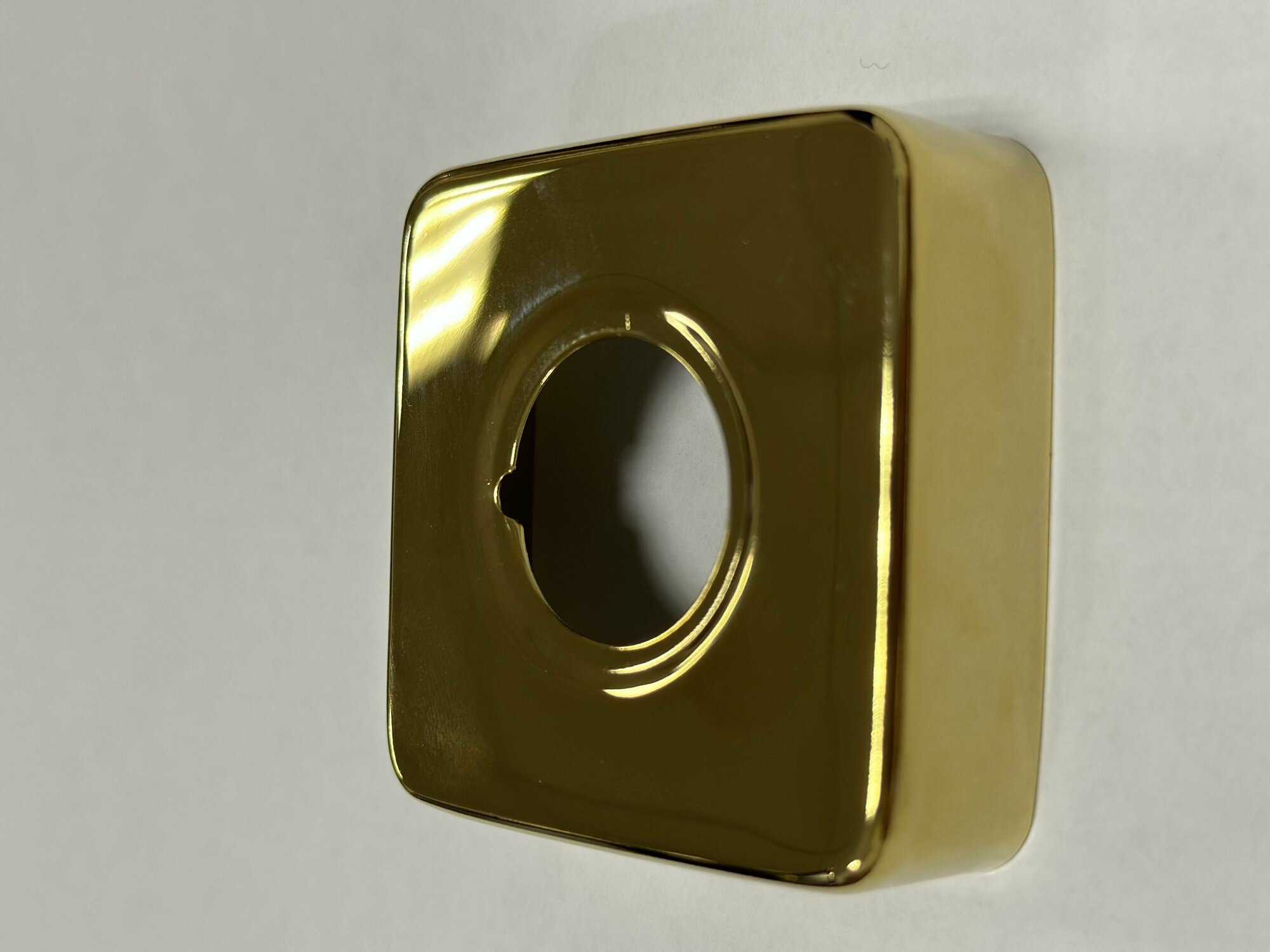 Отражатель (чашка) для смесителя и полотенцесушителя 3/4" цвет золото, квадрат - фотография № 1