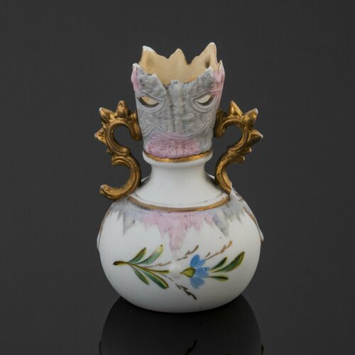 Вазочка миниатюрная с фигурными ручками и цветочным декором бисквит роспись 10010₽