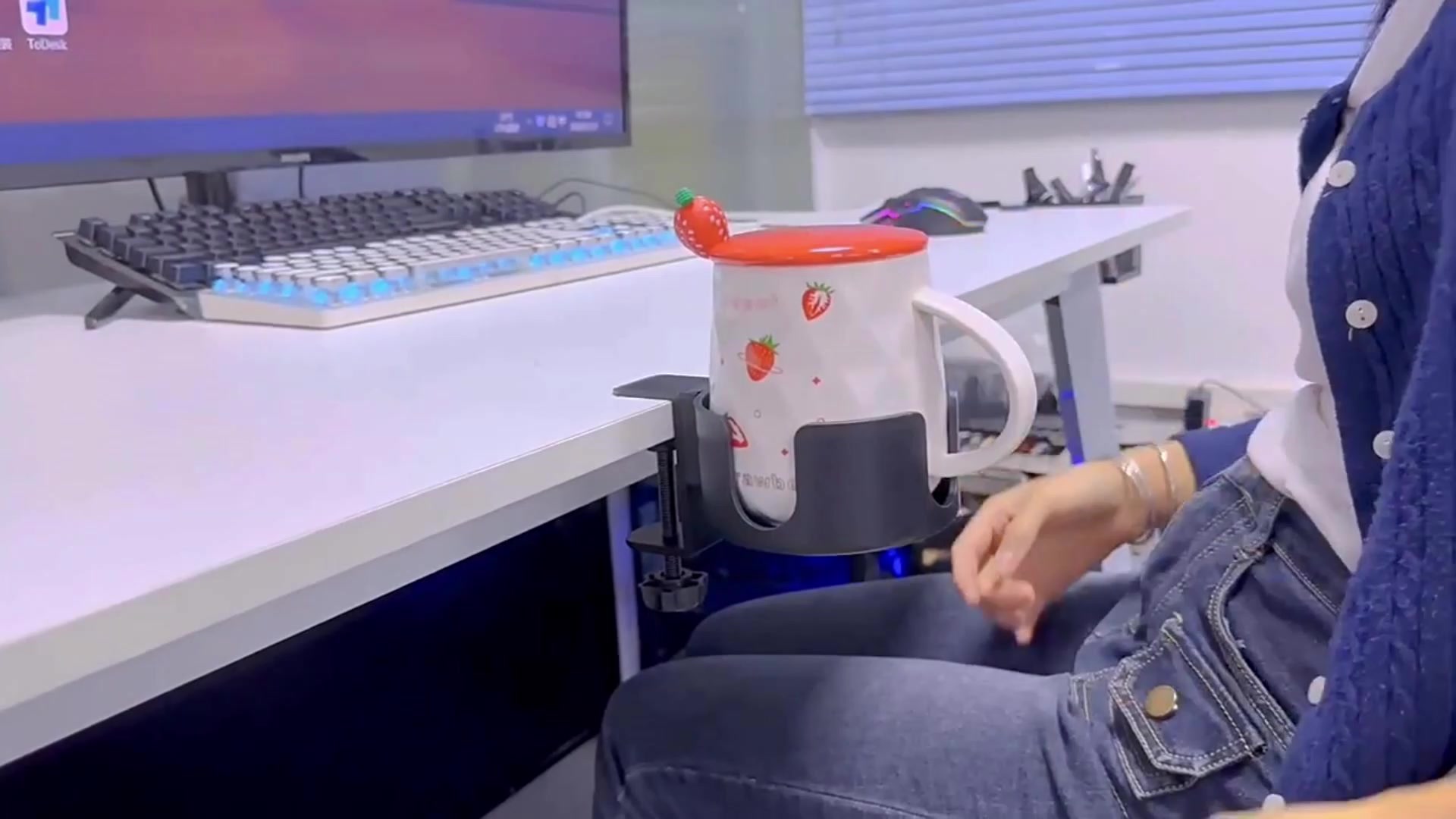 Держатель для кружки DC прочный металл и пластик подстаканник с креплением к столу 95 мм матовый черный