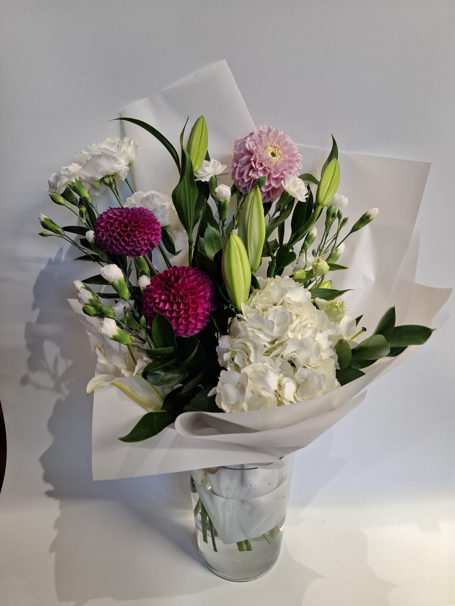 Букет составной "Вымпел" с сезонными георгинами в матовой пленке.