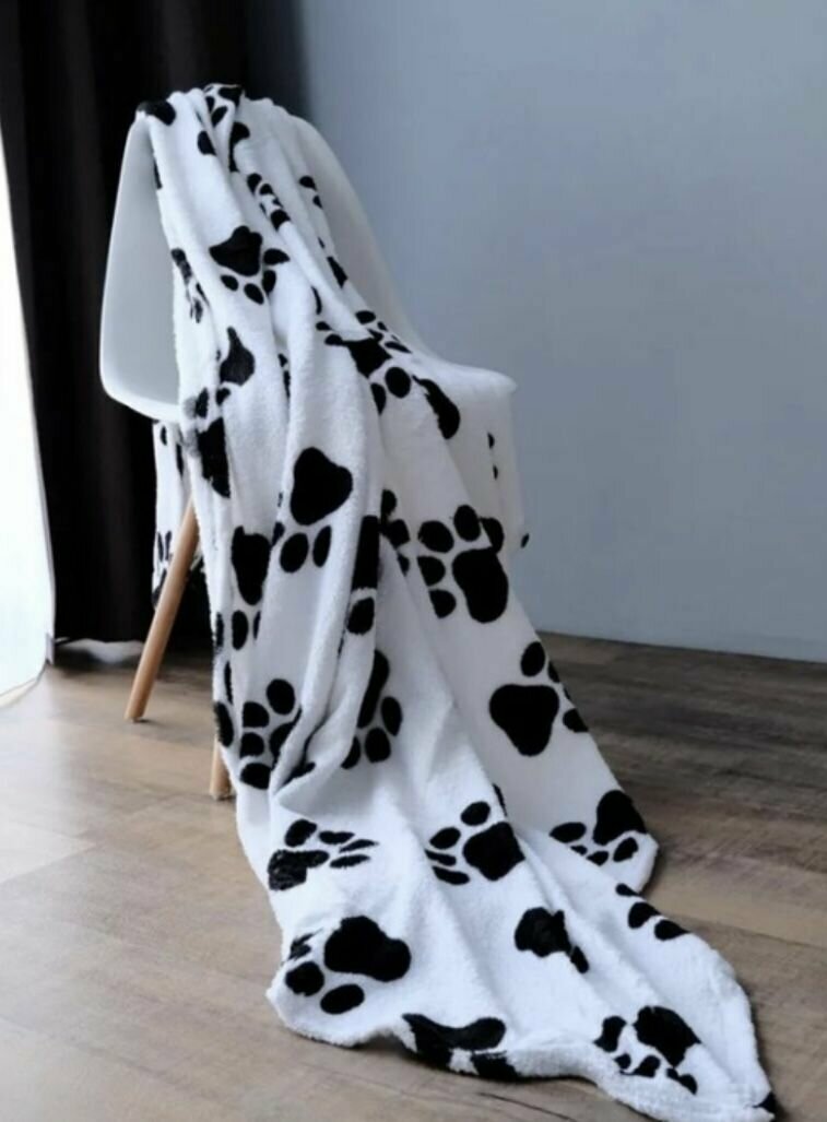 фото Флисовый плед покрывало, белый с черными лапками, 180х200, тонкий