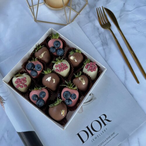 Изображение товара Клубника в шоколаде набор в коробке "Черничный", украшенный пищевым золотом и голубикой 9-12 шт.