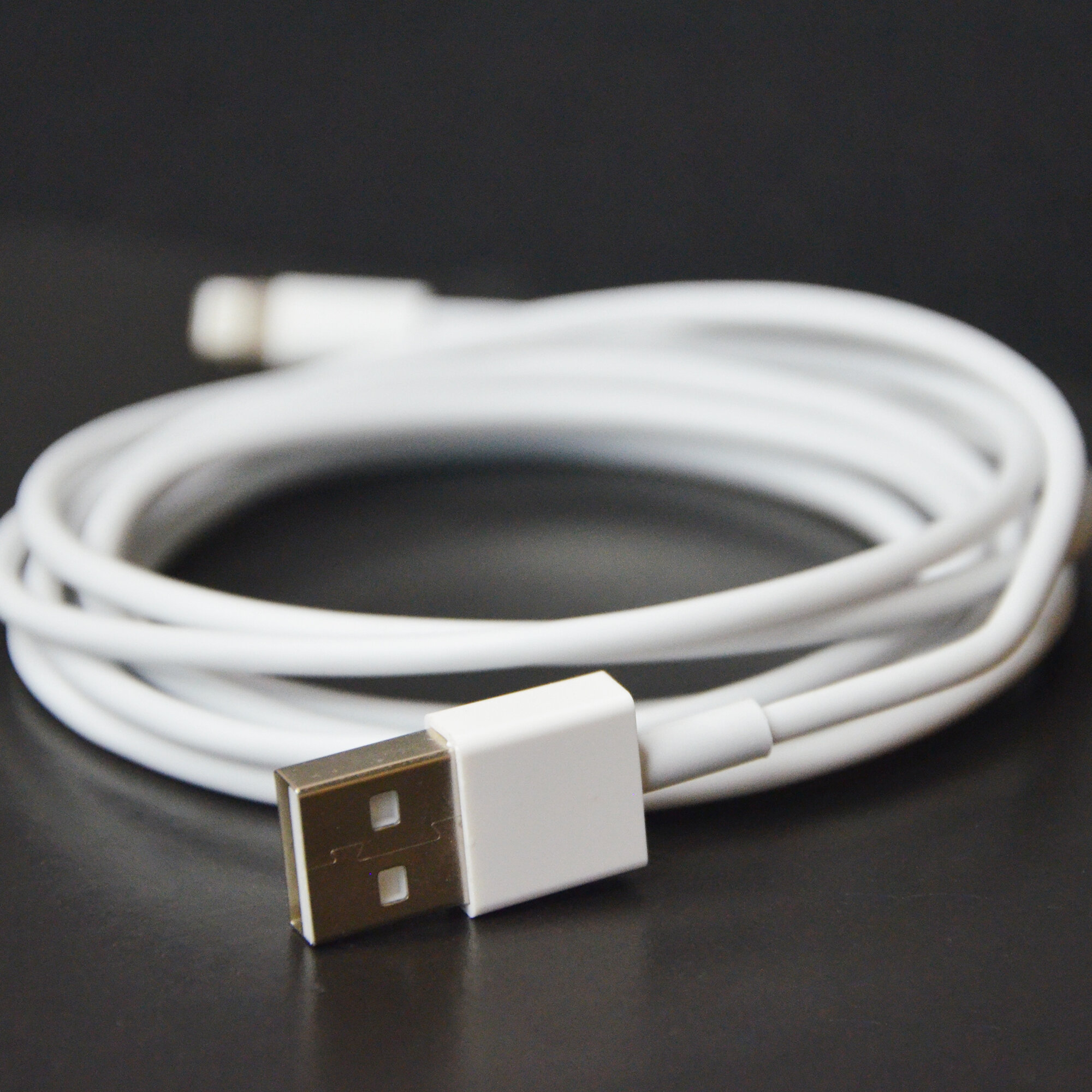 Кабель USB Lightning 2 метра 2,1А, зарядка для iPhone, iPad, iPod, белый — фото 1