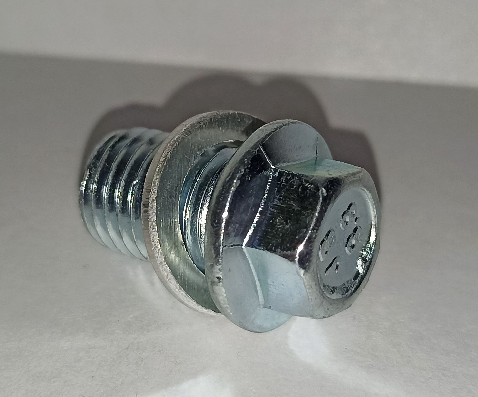 фото Болт сливного отверстия 168F/170F DDE