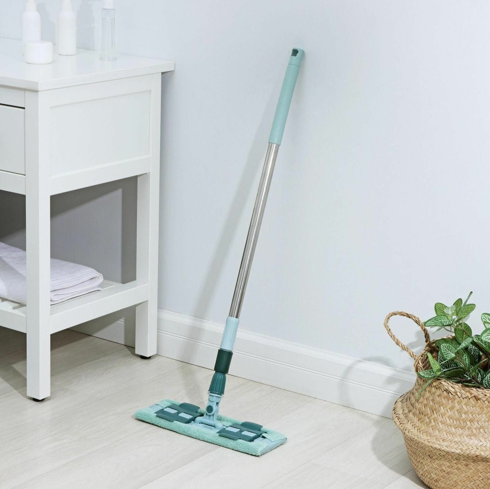 фото Швабра плоская Доляна, телескопическая стальная ручка, насадка из микрофибры, 35 11 55(117) см