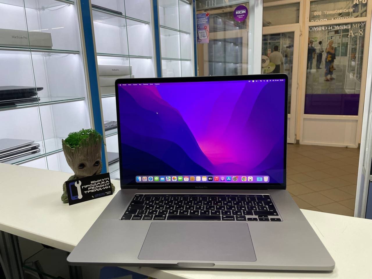 16" Ноутбук Apple MacBook Pro 2019, 3072x1920, Intel Core i7 2.6 ГГц, RAM 16 ГБ, SSD 512 ГБ, AMD Radeon Pro 5300M, MacOS Monterey