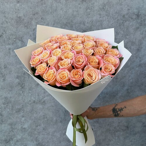 Изображение товара Букет из 35 персиковых роз 50см "Мирра" в упаковке / Радуга Букет