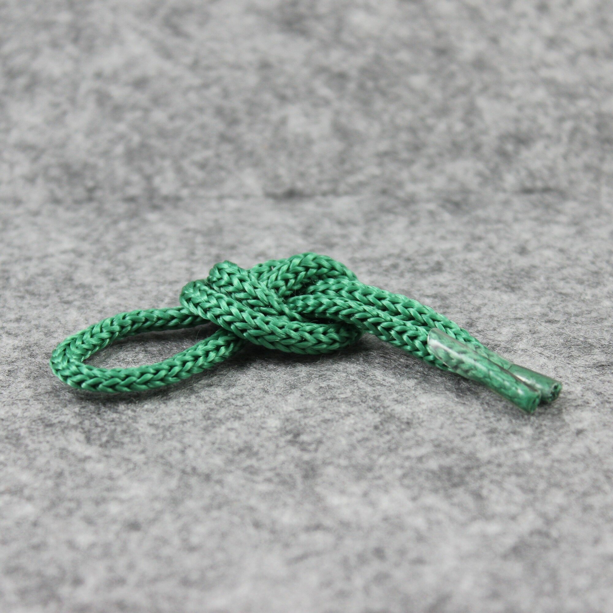 Ручка-шнур 4 мм №36 (зеленая) 35 см с пластиковыми наконечниками (100 шт)