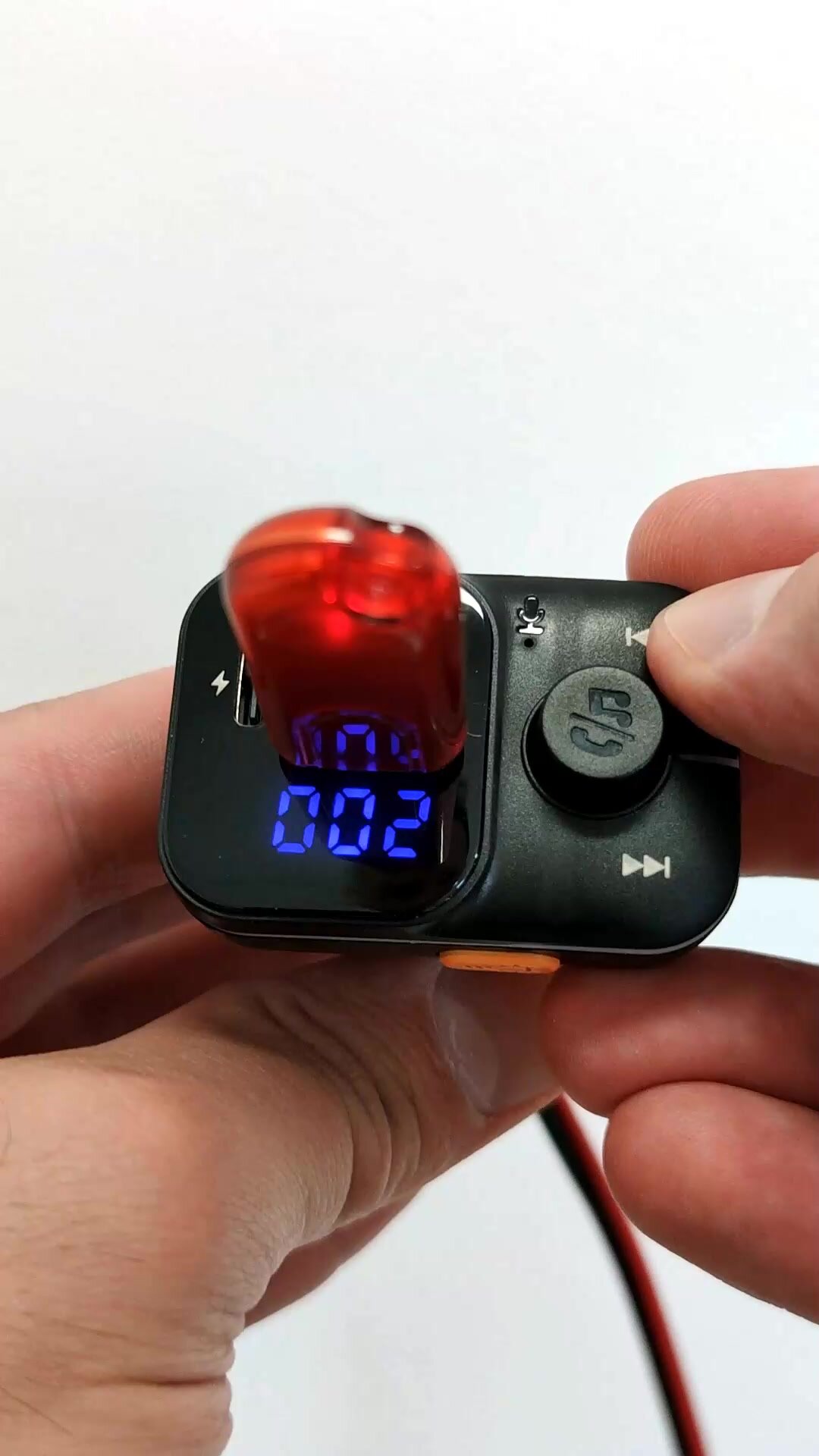 FM-модулятор трансмиттер автомобильный с Bluetooth TDS TS-CAF19 — фото 1