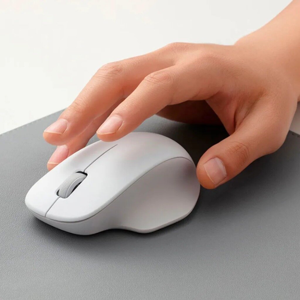Xiaomi Comfort Mouse на кухонном столе рядом с чашкой чая и планшетом