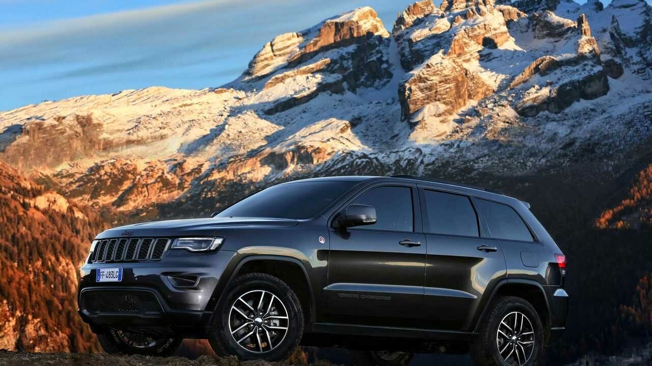 Картина на холсте 60x110 LinxOne "Автомобили jeep" интерьерная для дома / на стену / на кухню / с подрамником