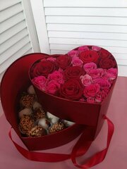Композиция из роз и клубники в шоколаде в форме сердца