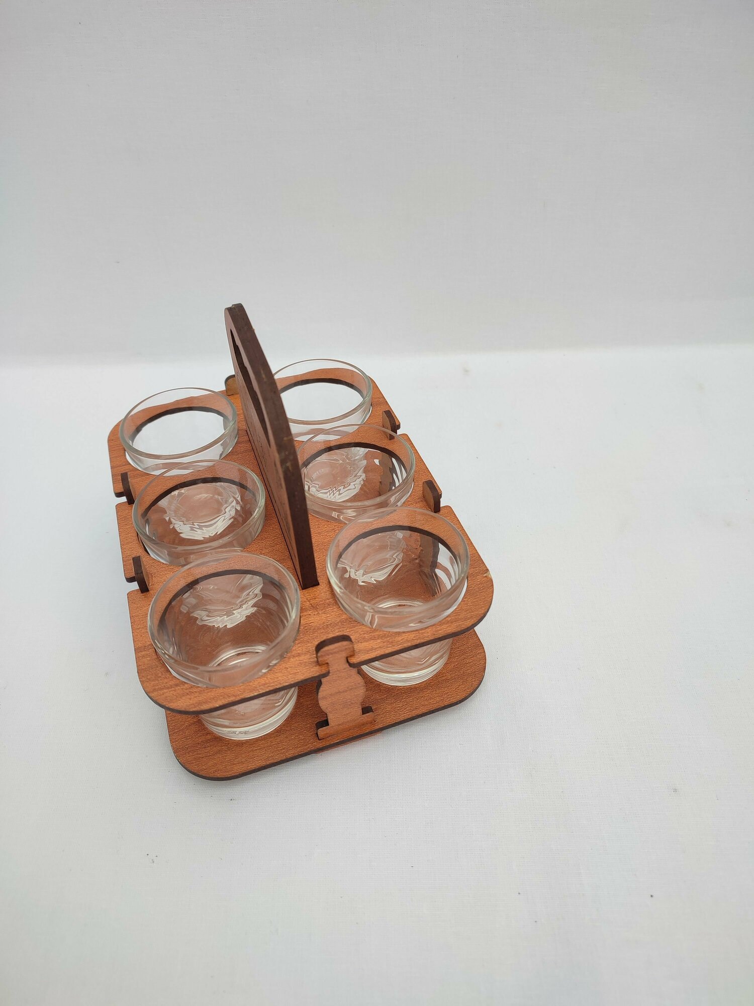фото Мини - бар деревянный на 6 рюмок для коньяка; виски; водки; бренди.