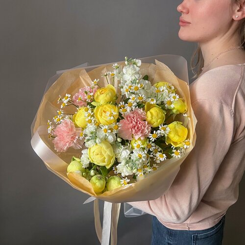 Изображение товара Нежный букет с кустовыми розами пиони баблз, ромашками и маттиолой в авторской упаковке