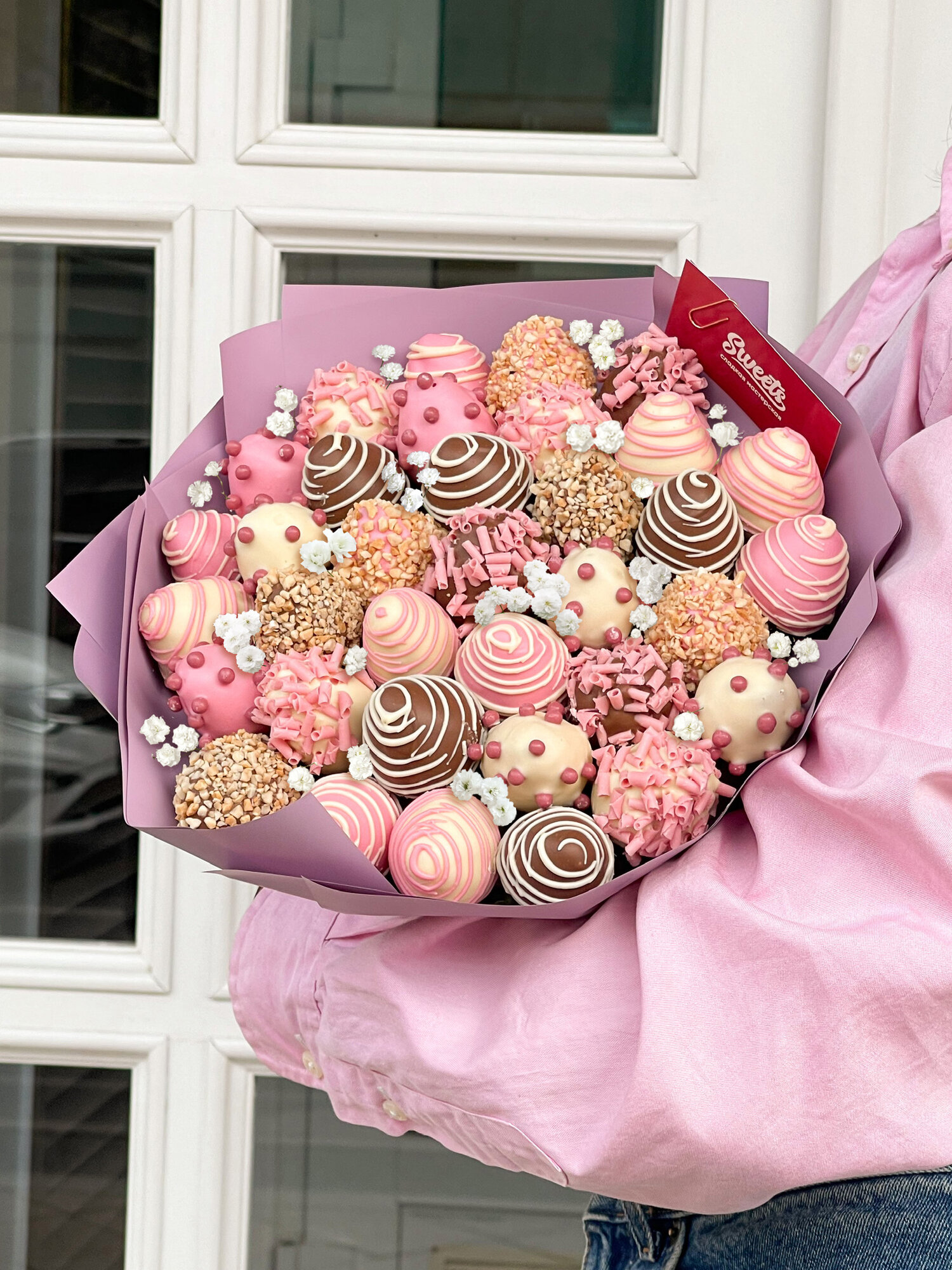 Клубника в шоколаде букет Sweets "Candy", гипсофила и клубника в шоколаде, размер М, высота 25 см
