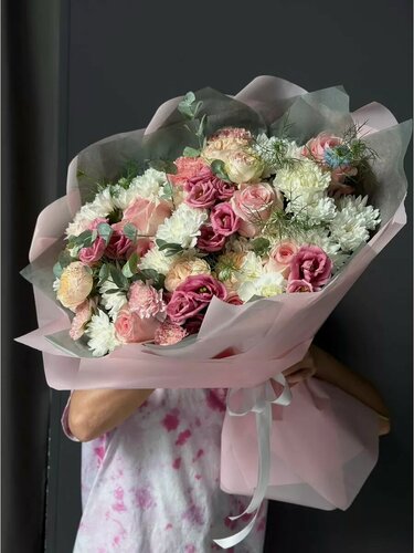Изображение товара Букет "Подарить улыбку" , каскадный, из роз и эустомы, в пленке, высота 70 см