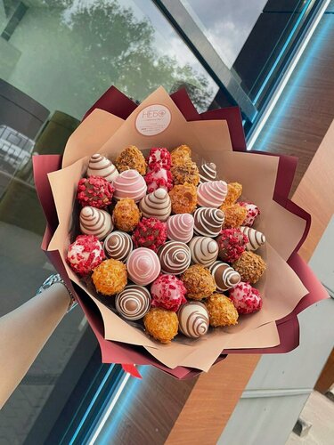 Изображение товара Букет с клубникой в молочном, розовом и белом шоколаде, вафля, малина, 700 г, Caramelle, бордовая и бежевая упаковка