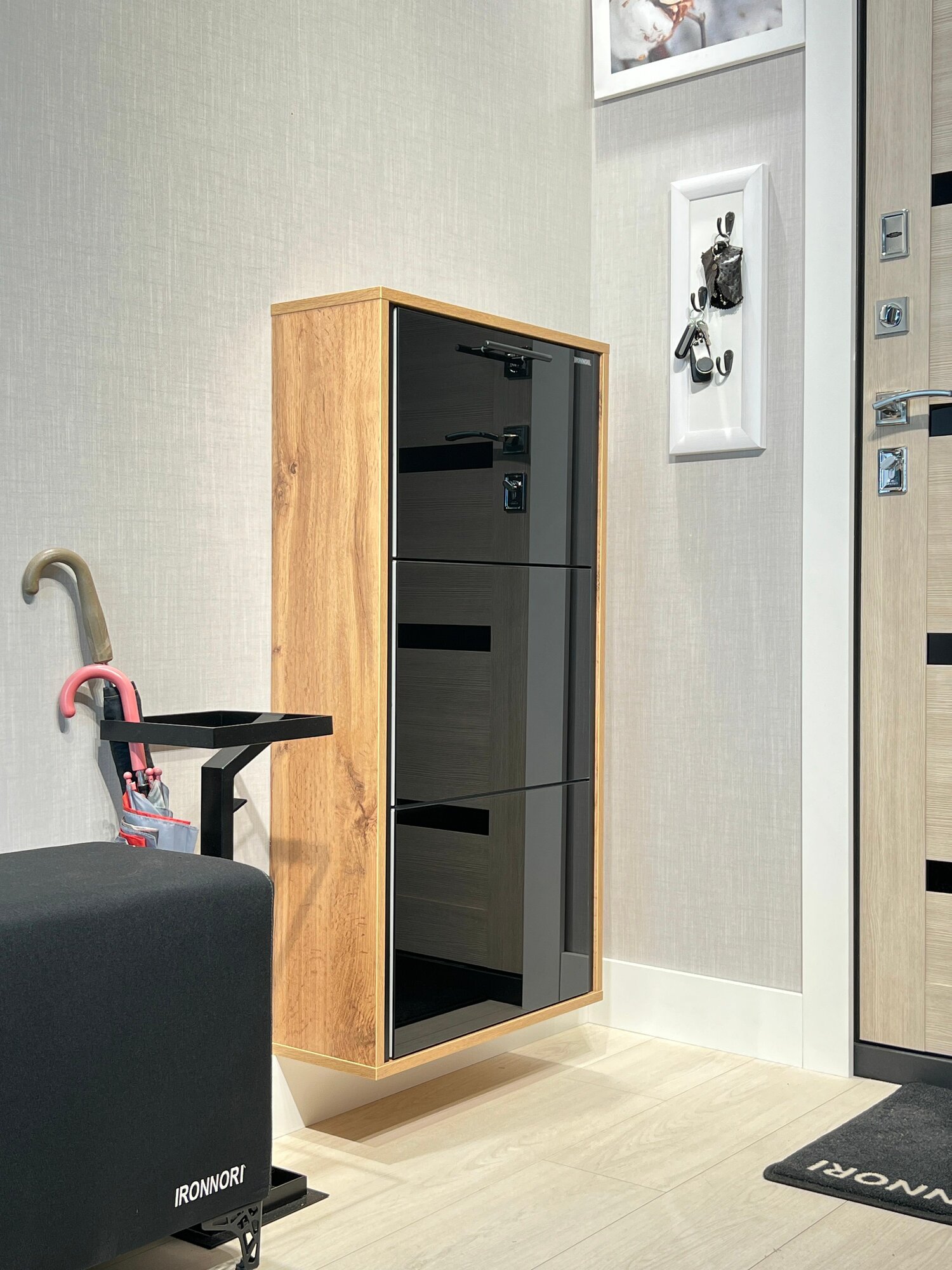 Обувница в прихожую IRONNORI Лайт 3 секции  Дуб Вотан стекло чёрное  профиль чёрный  104х54 5х20 см