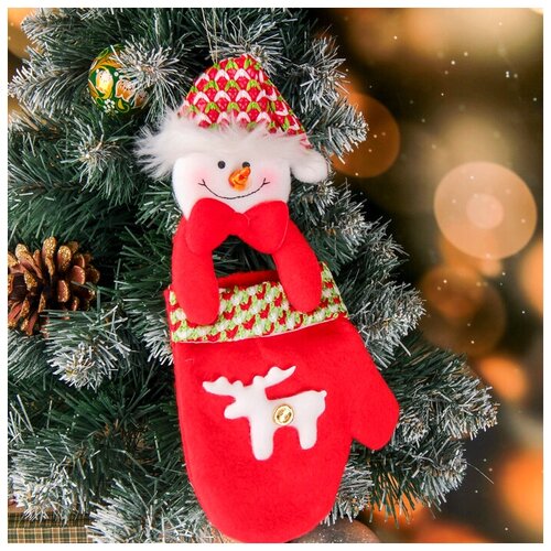 фото Елочная игрушка зимнее волшебство варежка со снеговиком и оленем 3544095, красный