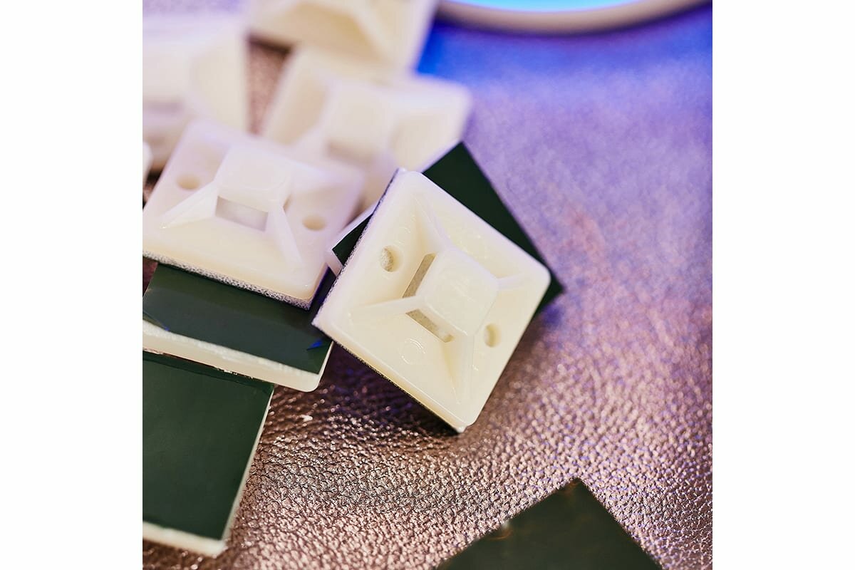 Площадка самоклеящаяся для крепления стяжки 20х20 белая (100шт/упак) REXANT