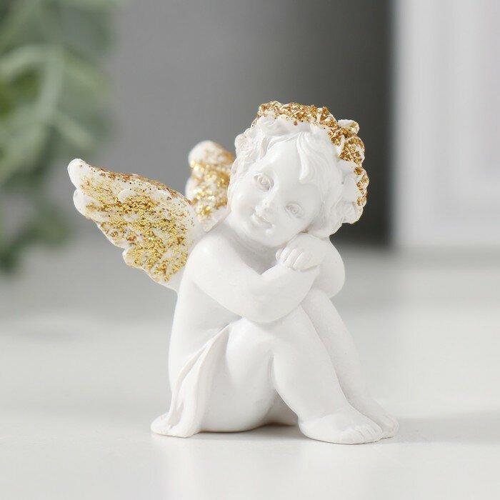 Сувенирная фигурка КНР "Ангелочек с головой на коленках сидит", белая с золотом, полистоун, 4,5х3,2х4,5 см
