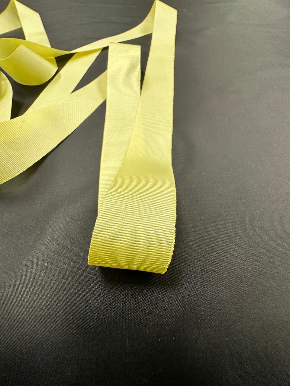 Репсовая лента (тесьма) , ширина 2,5 см, цвет желтый, намотка 10 метров. Пр-во Италия.