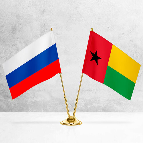 Настольные флаги России и Гвинеи-Бисау на металлической подставке под золото