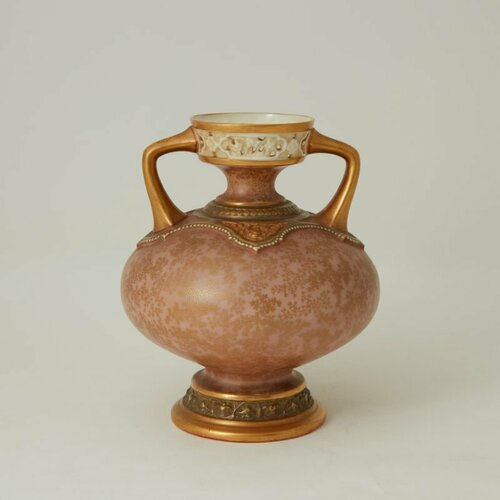 Старинная ваза нежно-розового оттенка с ручками No.3238 Royal Worcester