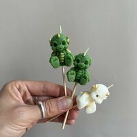 Набор свечей для торта «Дракоши»;
В составе три бенто свечи дракоши разных дизайнов. Высота свечей 4 см.  ...