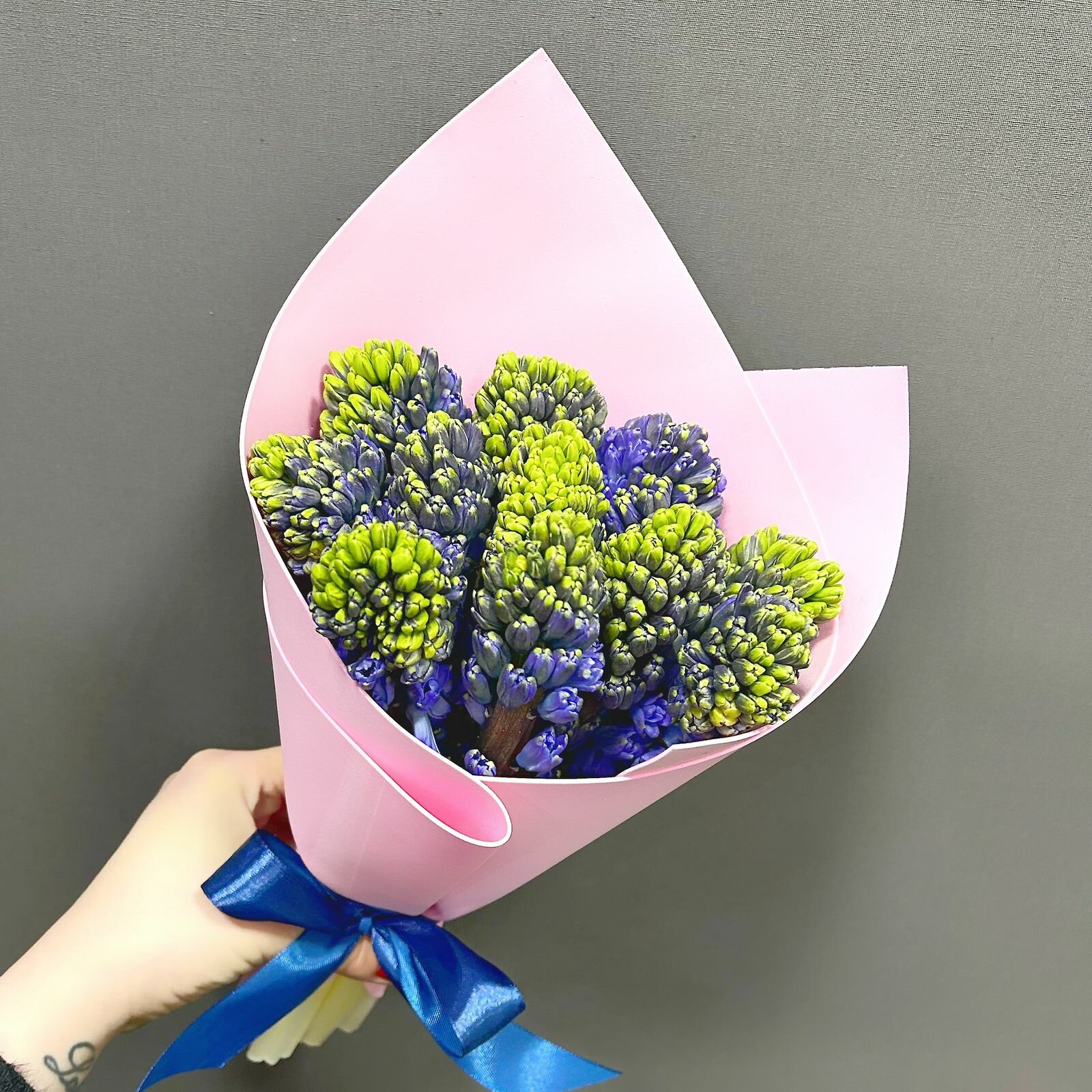 Монобукет из 11 ароматных синих гиацинтов в розовом фоамиране