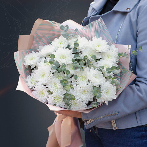 Изображение товара Христиана - сборный букет из 7 белых хризантем с эвкалиптом в матовой пленке с атласной лентой от 2name Flowers