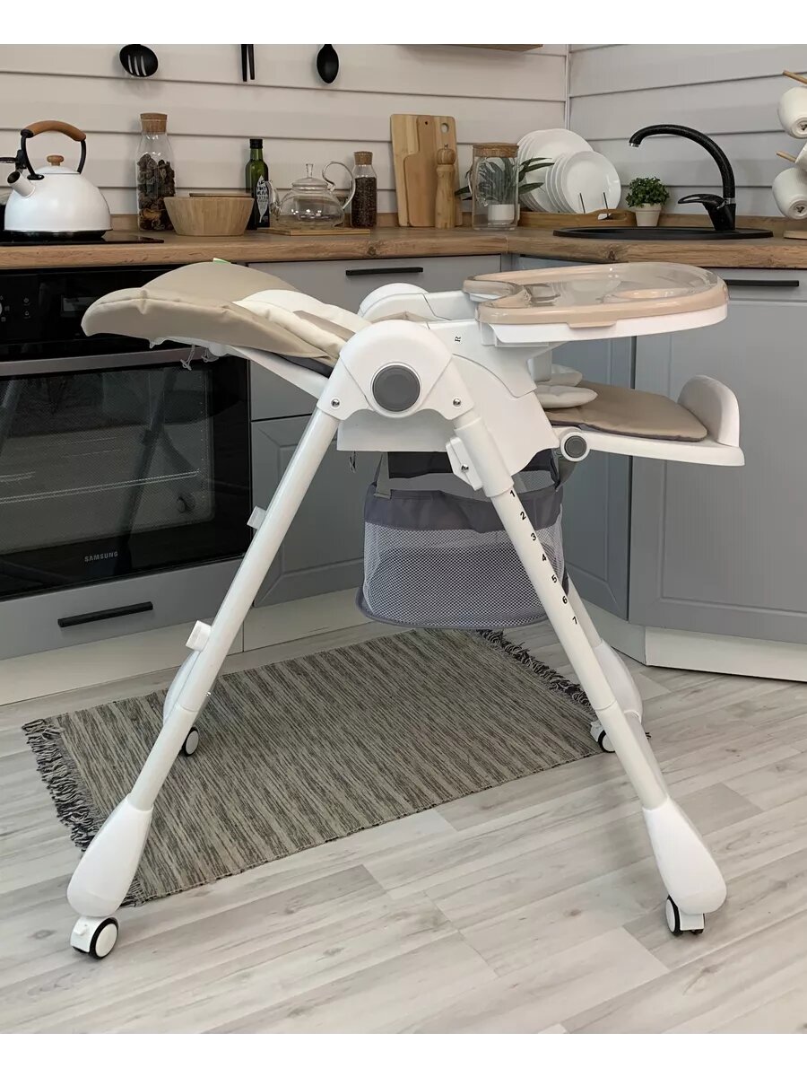 Стульчик для кормления ребенка Bella Baby складной бежевый на колесах с чехлом из экокожи — фото 1