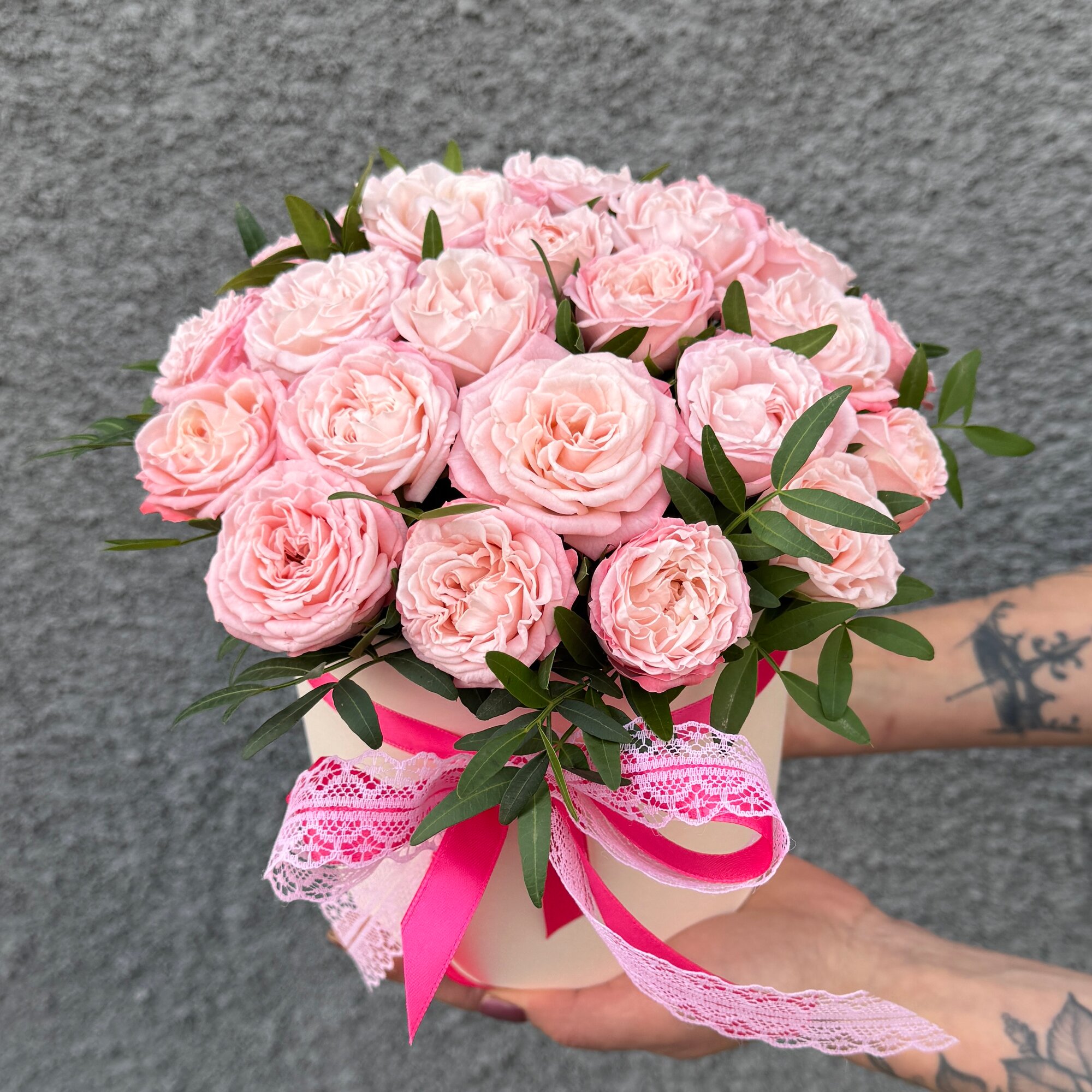 Композиция в шляпной коробке из кустовых роз / Арт. 432121 / Радуга Букет