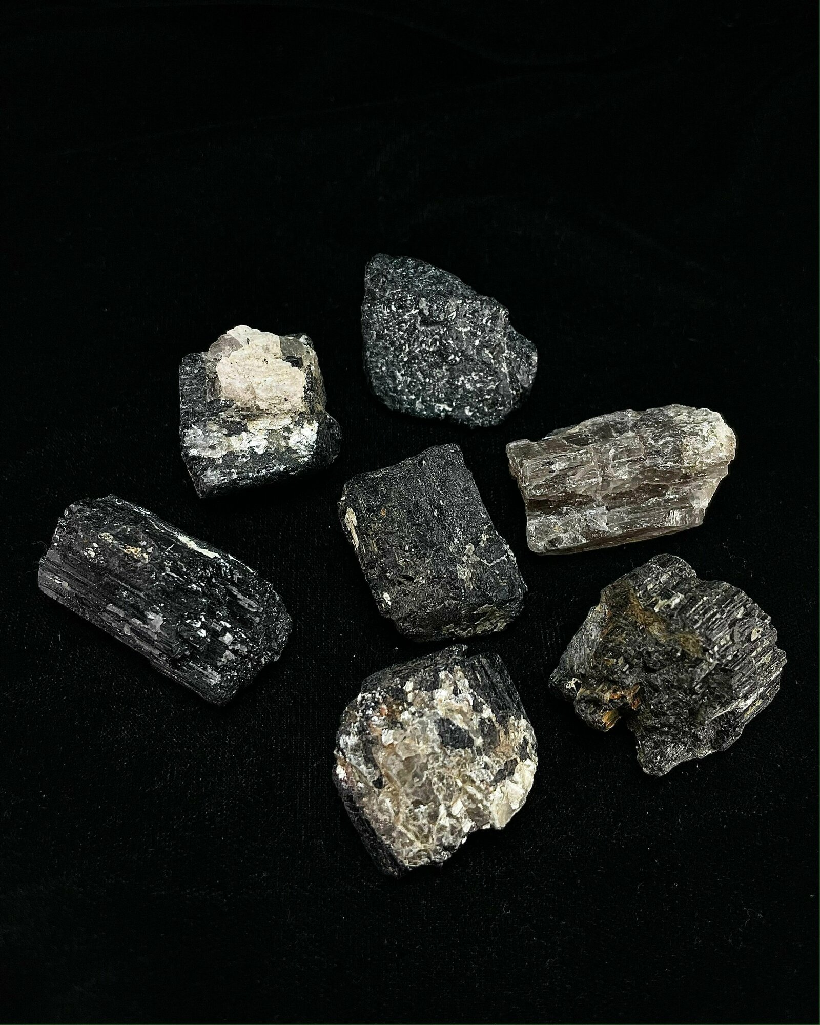 Оберег, амулет из натурального камня самоцвет Черный турмалин (Шерл), колотый, наполняет энергией, 1,5 см, 3 шт - фотография № 5