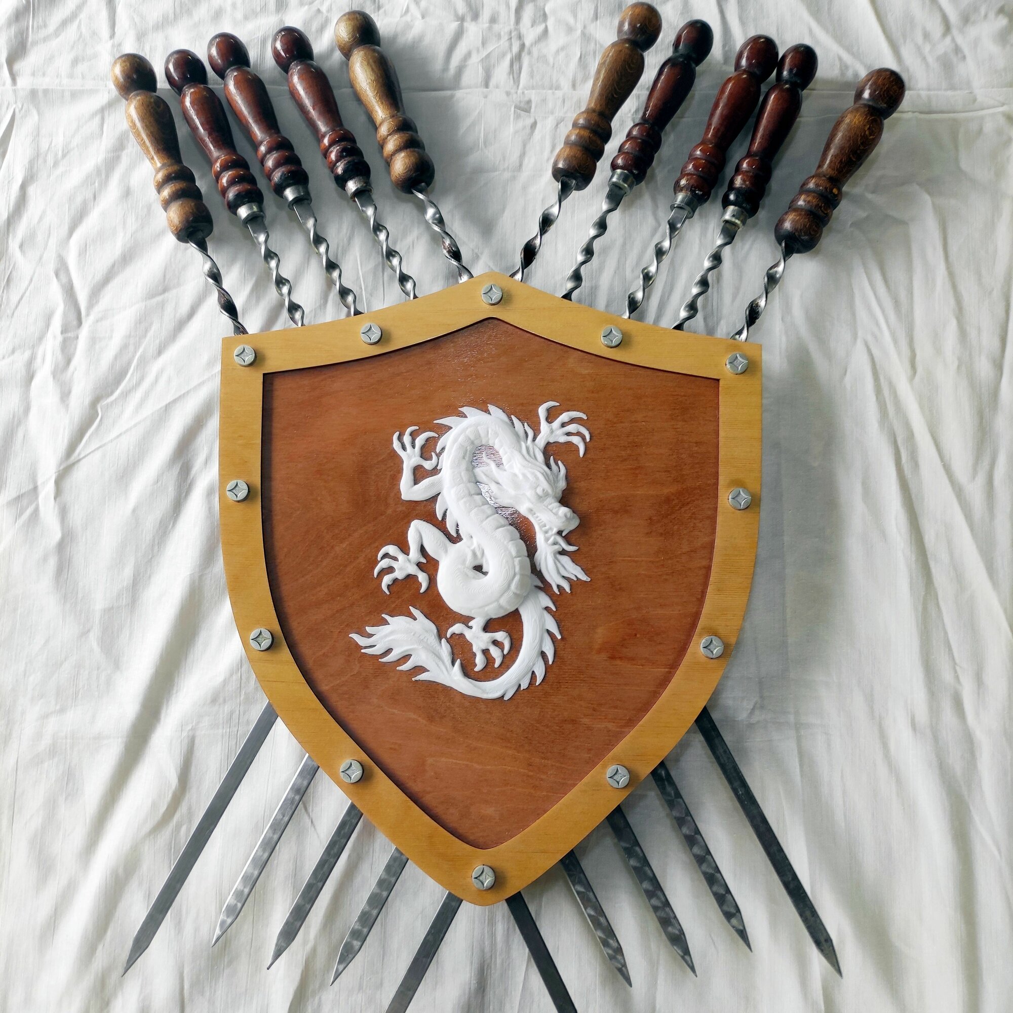 фото Ножны для шампуров деревянный щит с белым драконом.