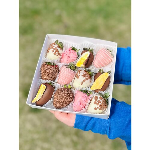 Набор из клубники в белом и молочном шоколаде «Happy day», сладкий подарок, 9-12 шт