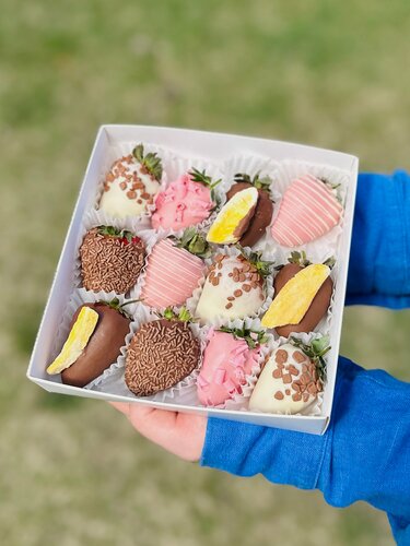 Изображение товара Набор из клубники в белом и молочном шоколаде «Happy day», сладкий подарок, 9-12 шт