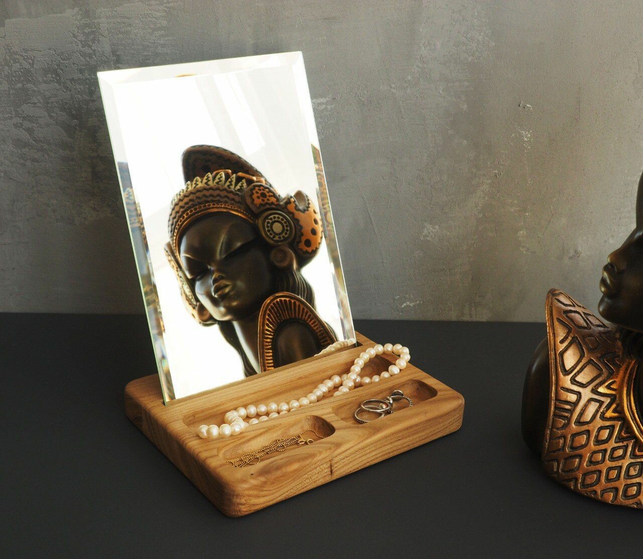 фото Настольное зеркало с деревянной подставкой под украшения и косметику