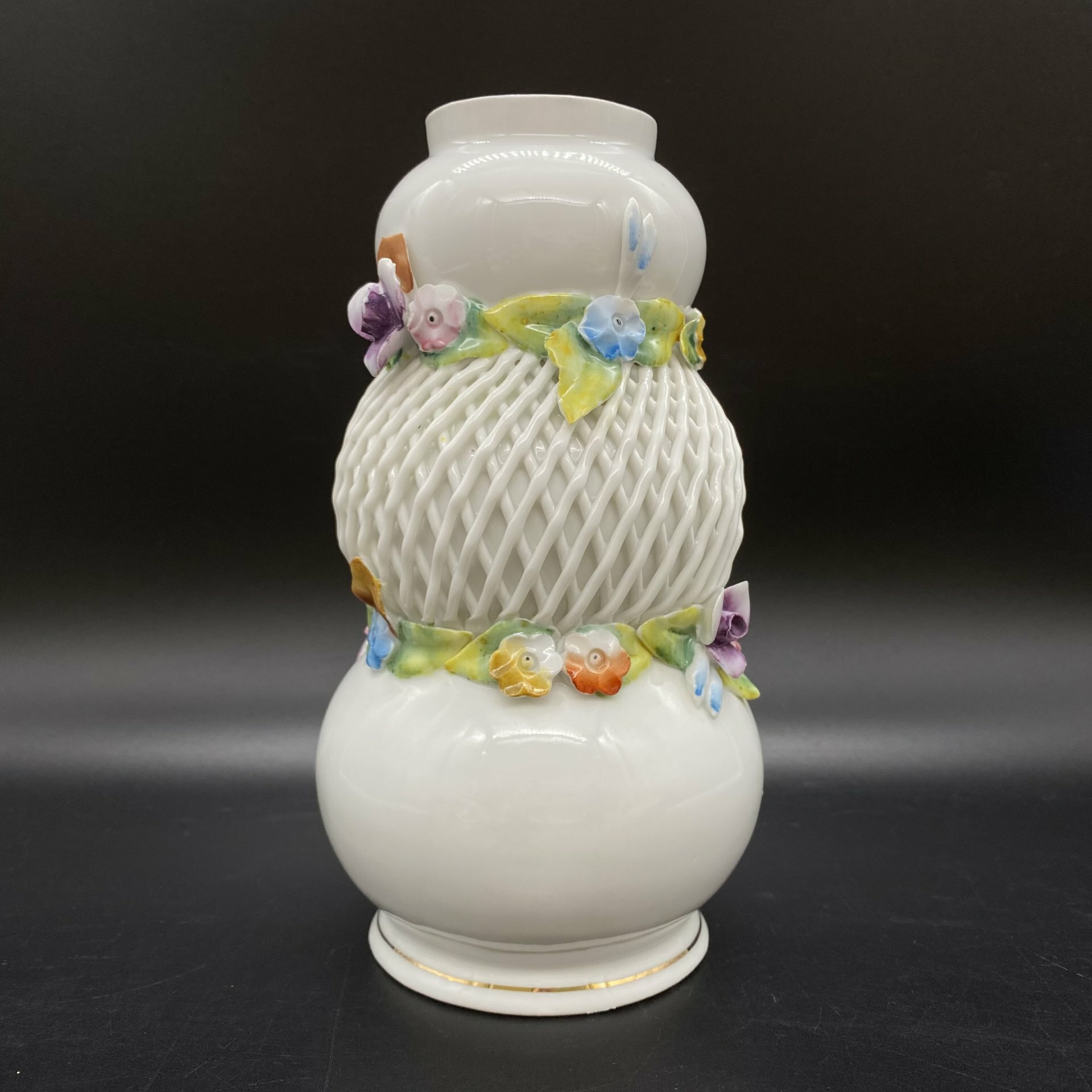 фото Ваза с цветочным декором, фарфор, роспись, золочение, Румыния, 2000-2010 гг.