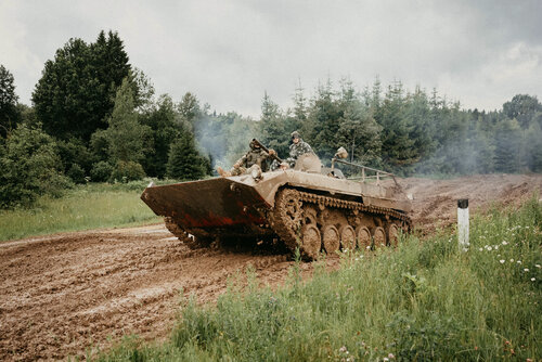 Изображение товара Подарочный сертификат «Поездка на танке или БМП со стрельбой из оружия» (Пакет "Лейтенант" 2 часа, 1 человек)