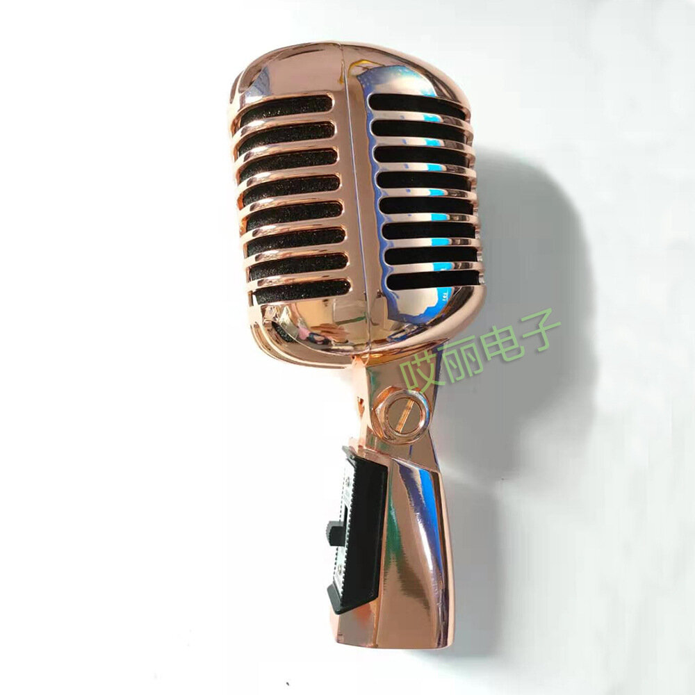 Производители выступают прямо на сцене Классический ретро-динамический микрофон звезда античный ностальгический
